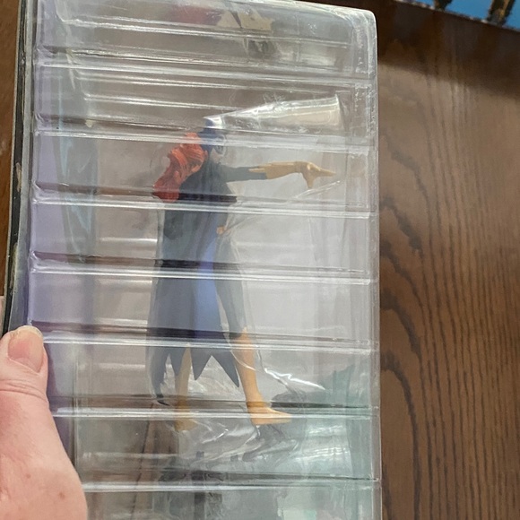 DC Multicolor Catwoman Collectible Figure - Picture 4 of 9